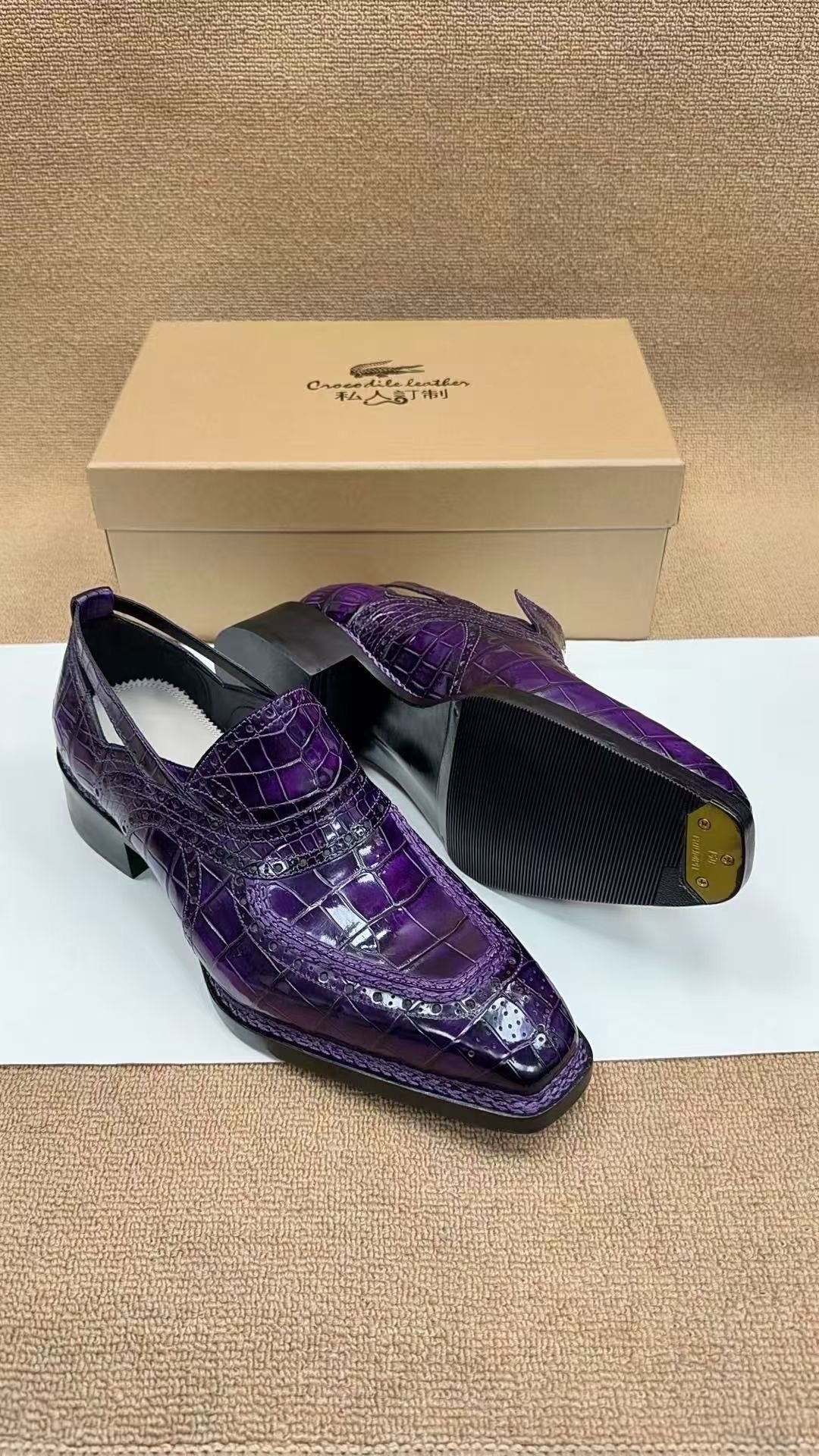 Mocassini eleganti viola vintage in pelle di coccodrillo, cucitura norvegese