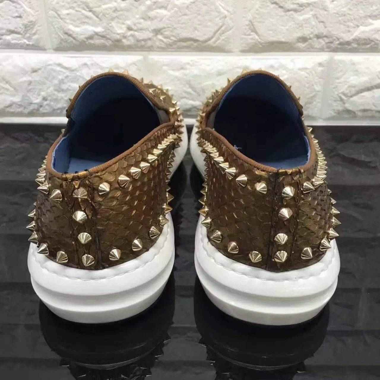 Sneakers basse da uomo in vera pelle di pitone con borchie, stile coccodrillo e boat