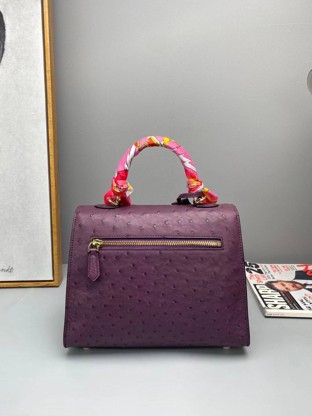 Borsa con manico superiore in vera pelle di struzzo viola