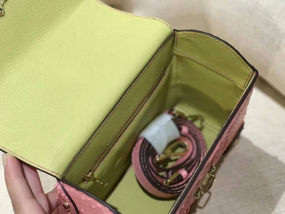 Mini borsa crossbody in pelle stampa pitone con borchie e manico superiore, rosa
