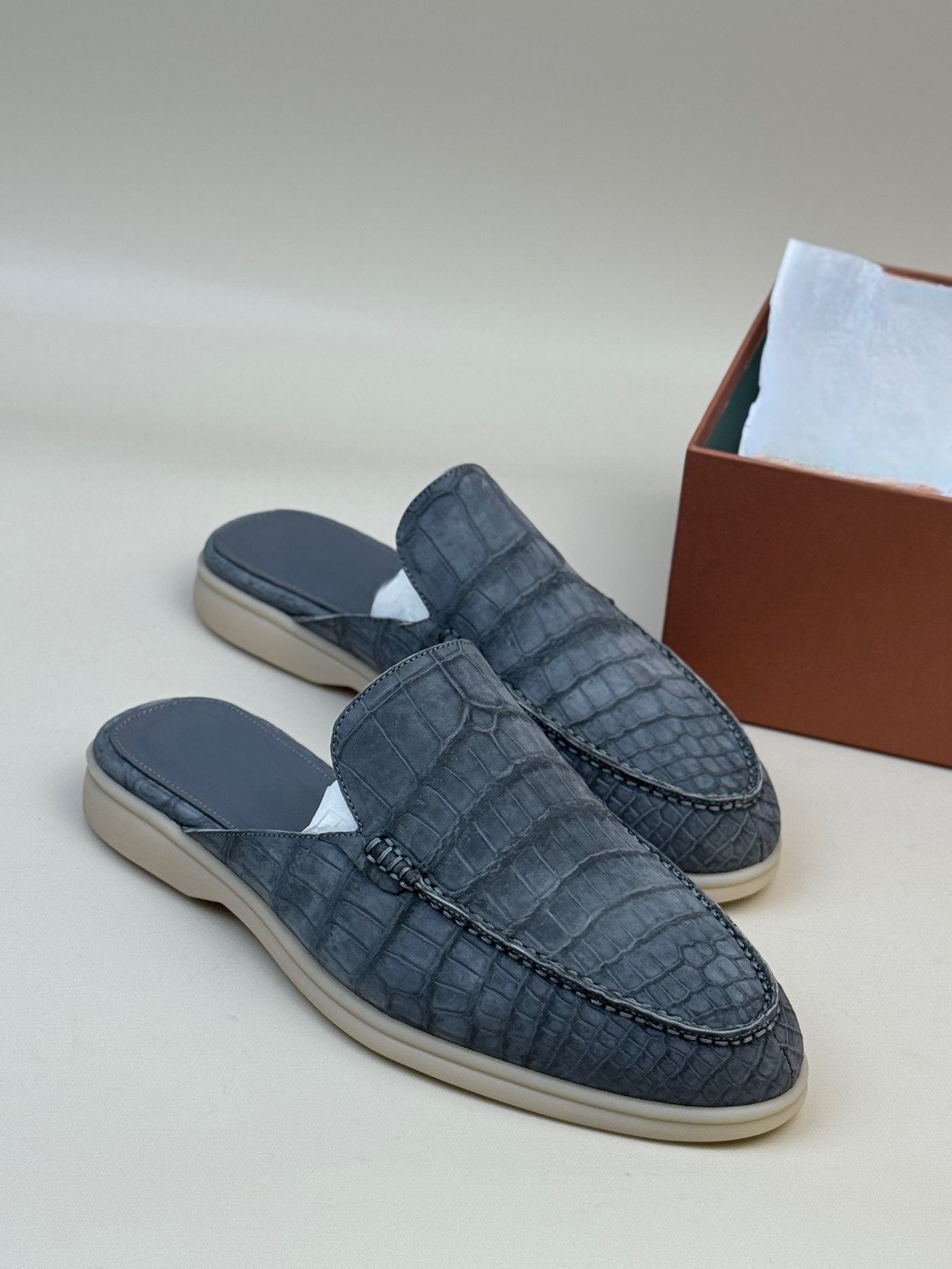 Nubuck Crocodile Leather Slippers ,Men's Crocodile Leather Slippers Very Comfortable