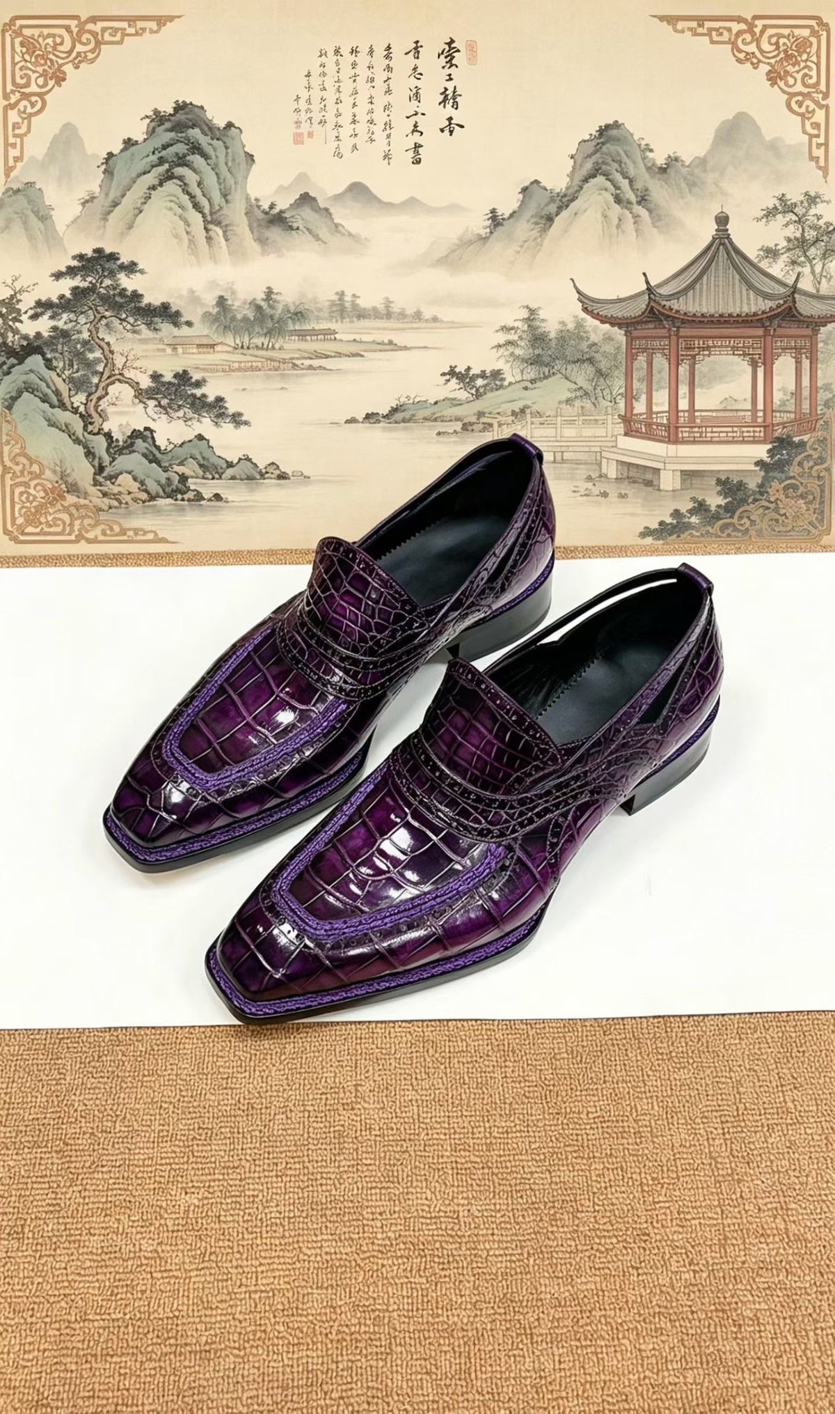 Mocassini eleganti viola vintage in pelle di coccodrillo, cucitura norvegese