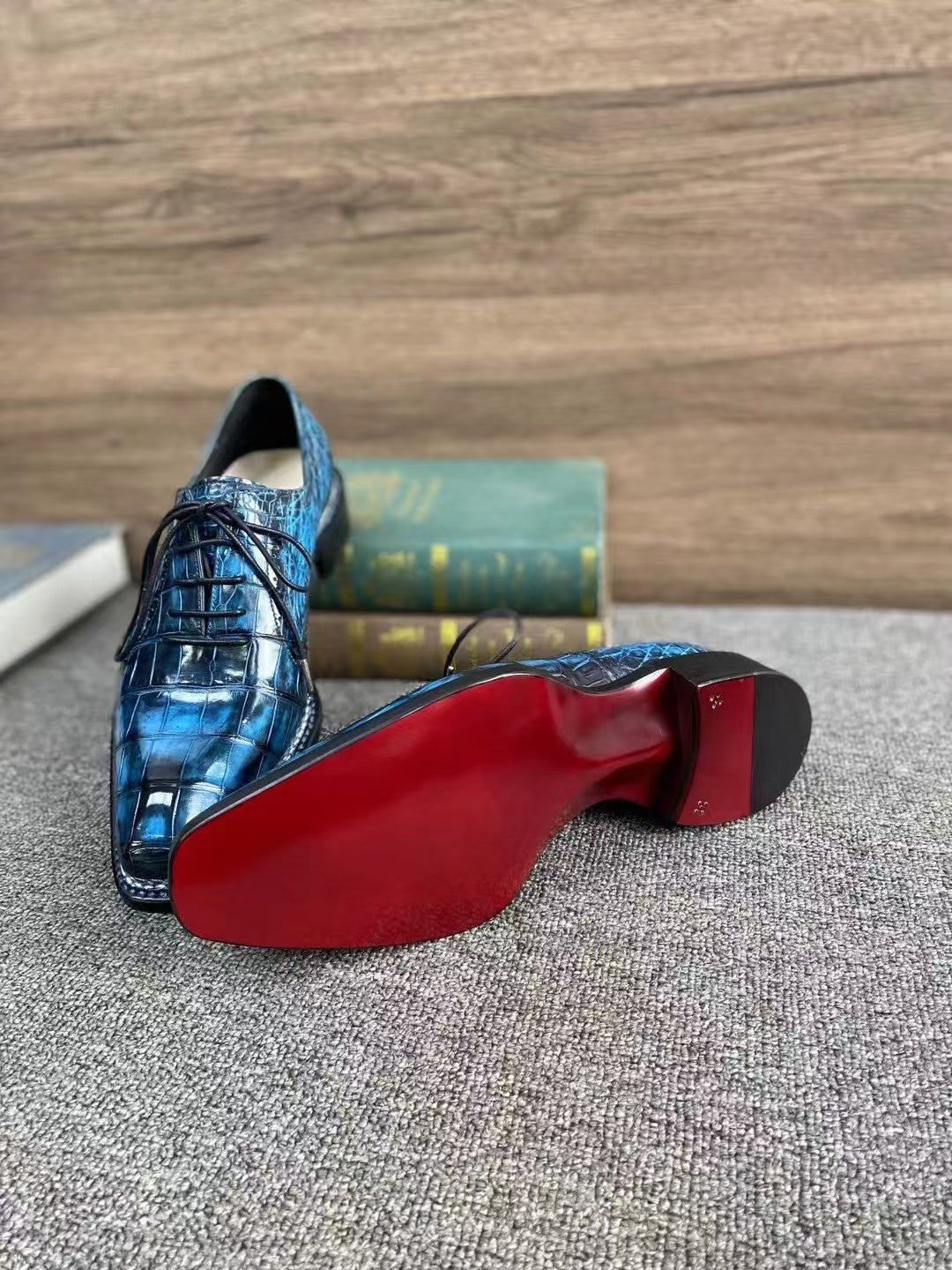 Giày Loafer Da Cá Sấu Xám Cổ Điển