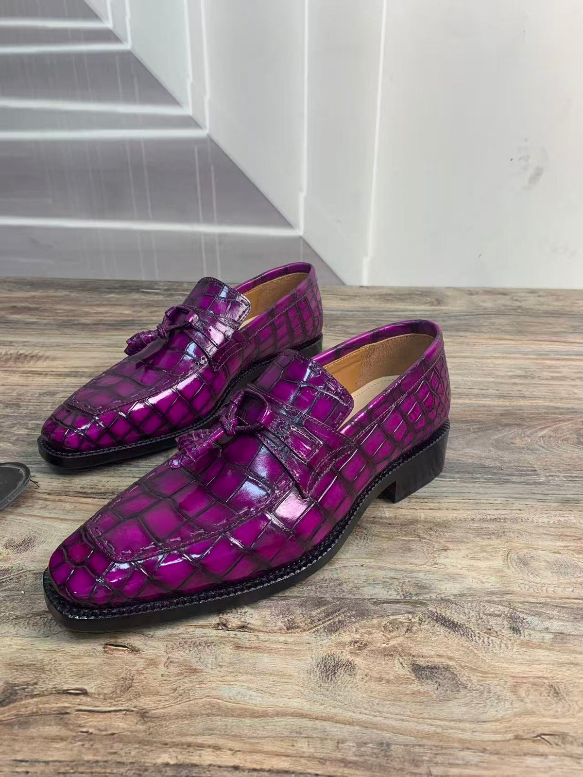 Giày tây buộc dây da cá sấu đặt trước màu tím mauve cổ điển