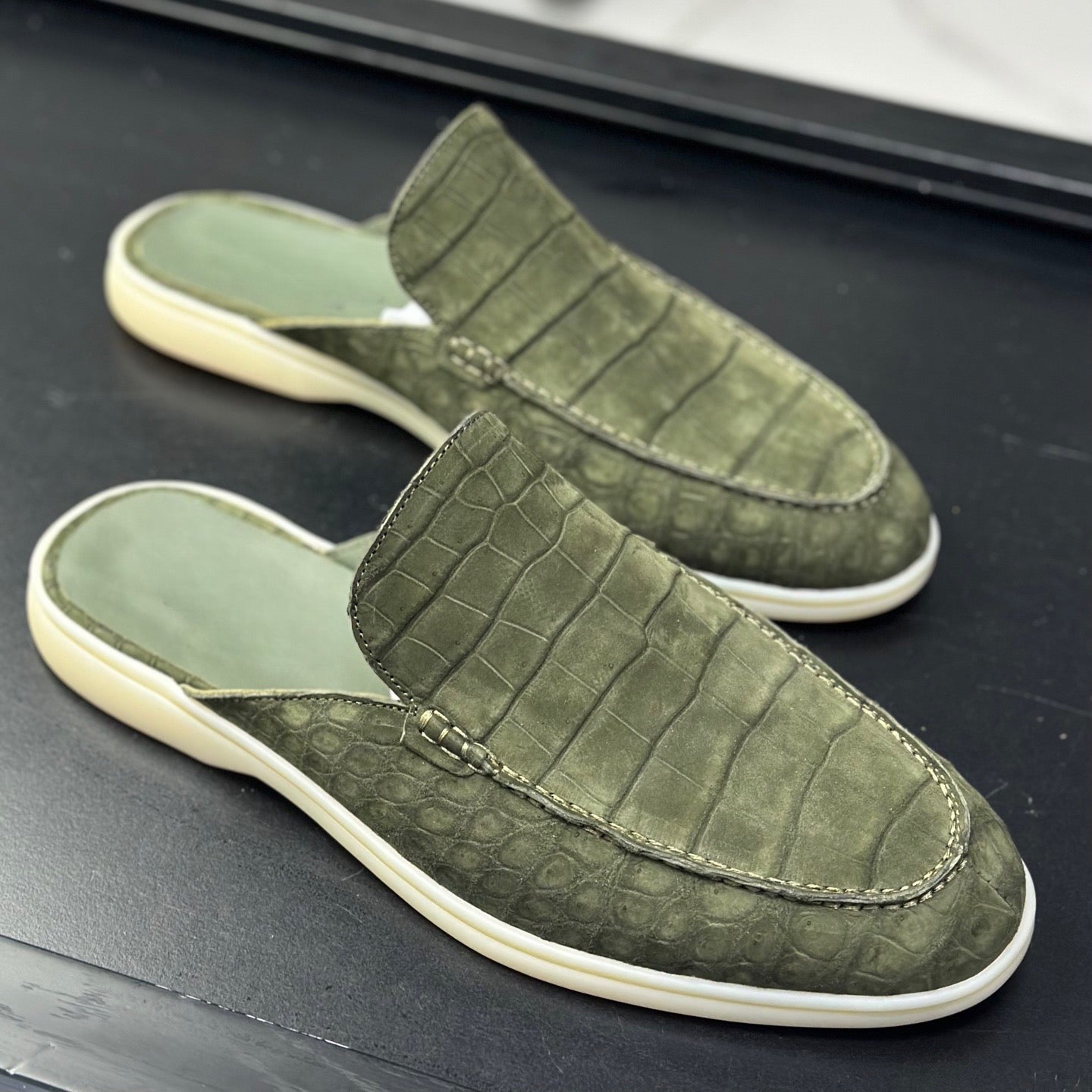 Nubuck Crocodile Leather Slippers ,Men's Crocodile Leather Slippers Very Comfortable