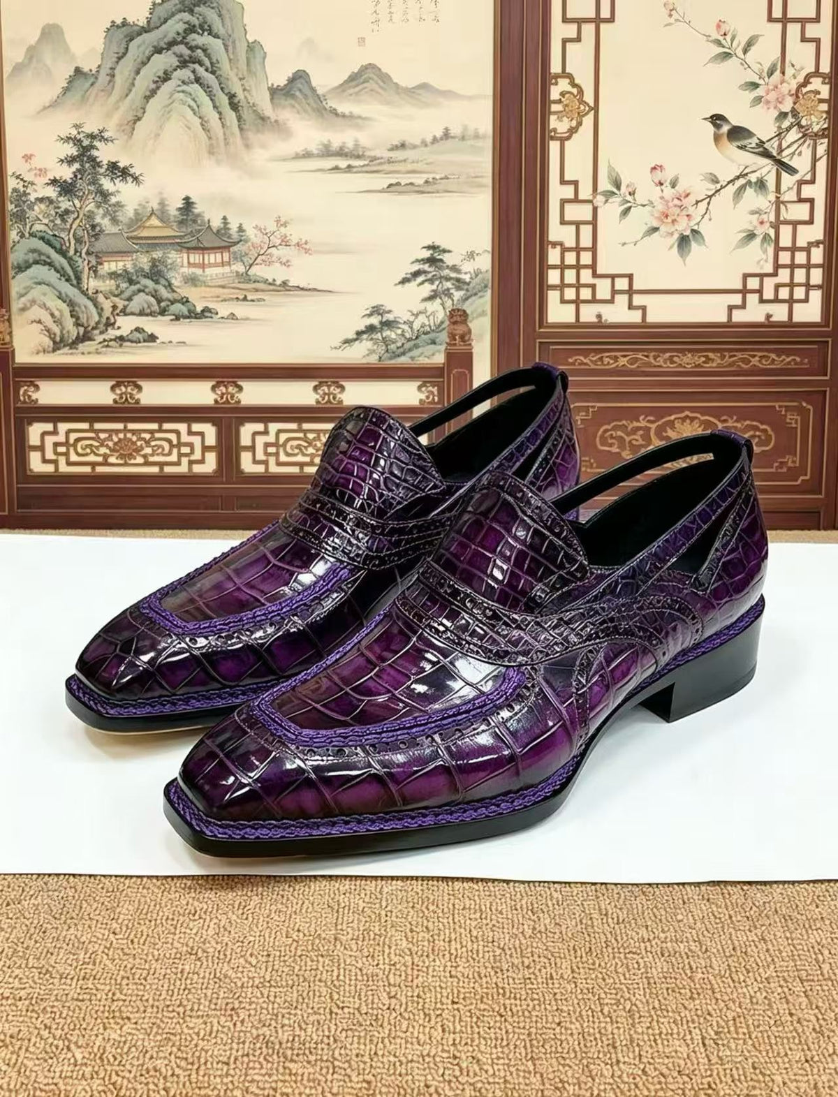 Mocassini eleganti viola vintage in pelle di coccodrillo, cucitura norvegese