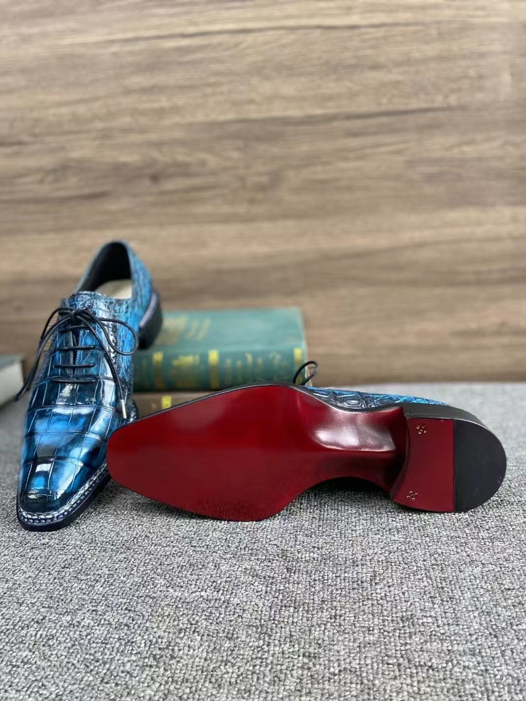 Giày Loafer Da Cá Sấu Xám Cổ Điển