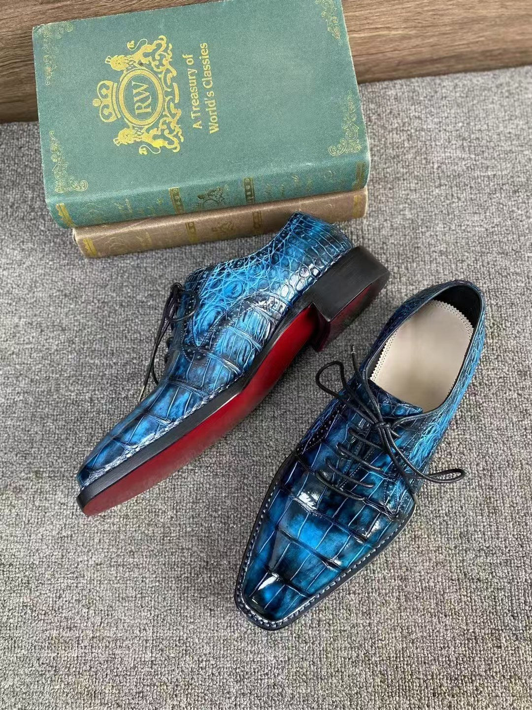 Giày Loafer Da Cá Sấu Xám Cổ Điển