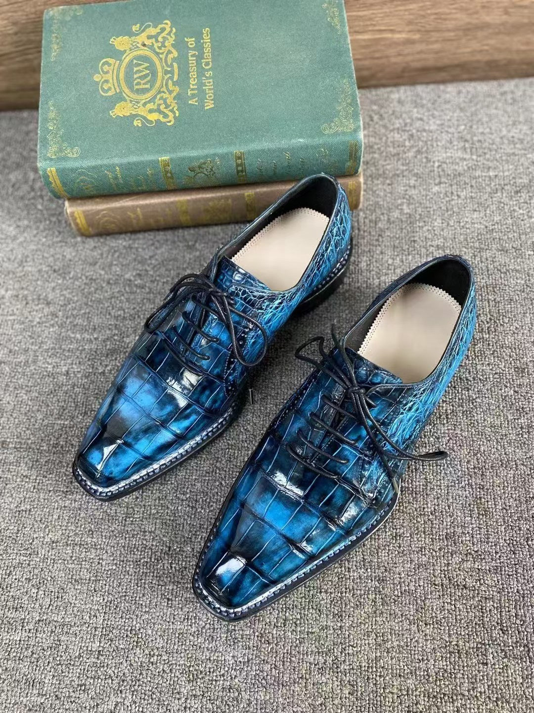 Giày Loafer Da Cá Sấu Xám Cổ Điển