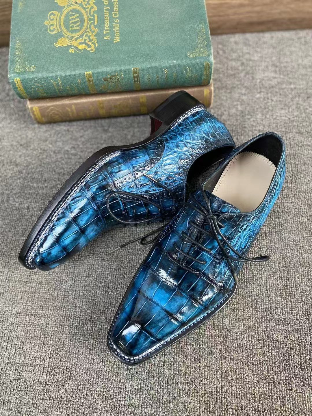 Giày Loafer Da Cá Sấu Xám Cổ Điển