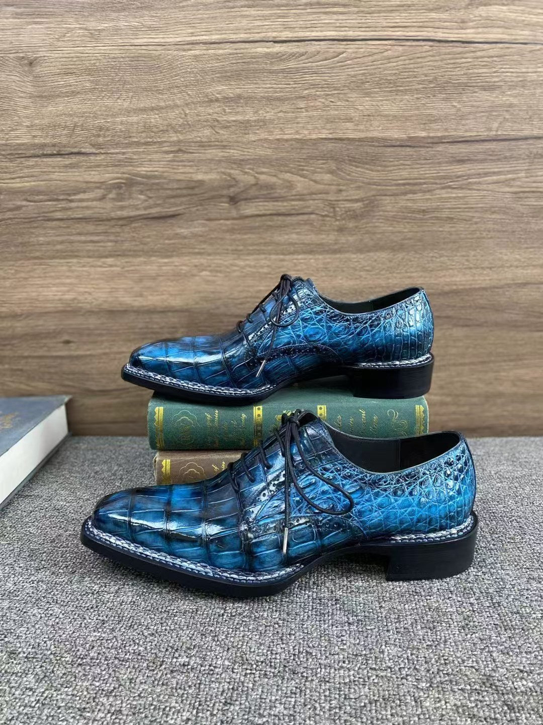 Giày Loafer Da Cá Sấu Xám Cổ Điển