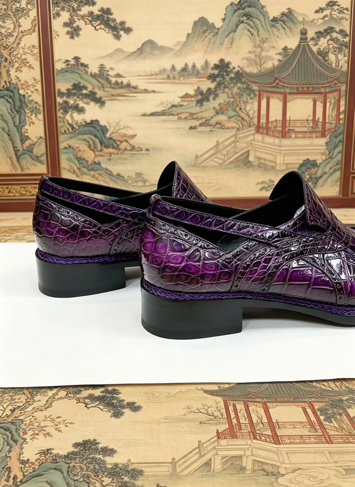 Mocassini eleganti viola vintage in pelle di coccodrillo, cucitura norvegese