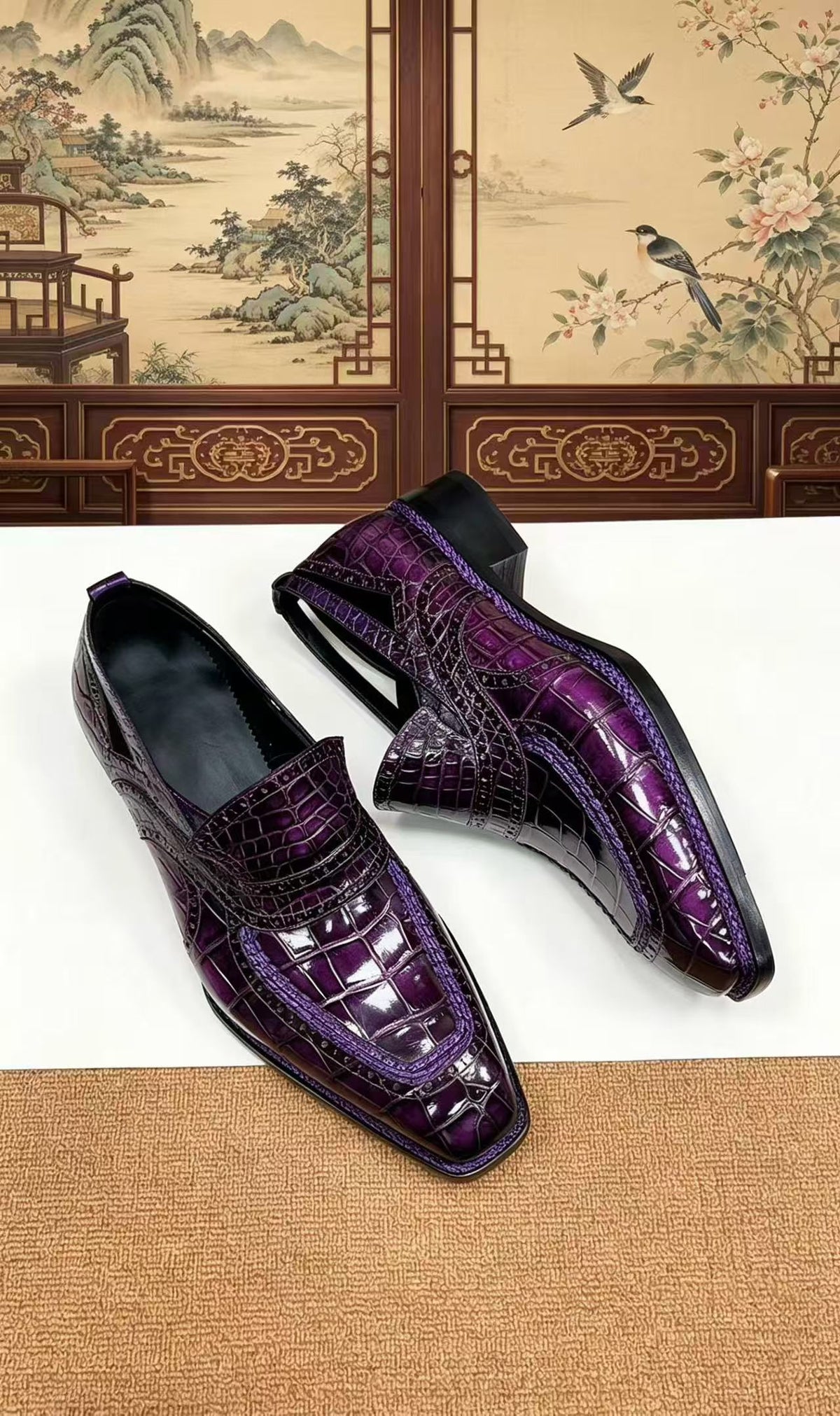 Mocassini eleganti viola vintage in pelle di coccodrillo, cucitura norvegese