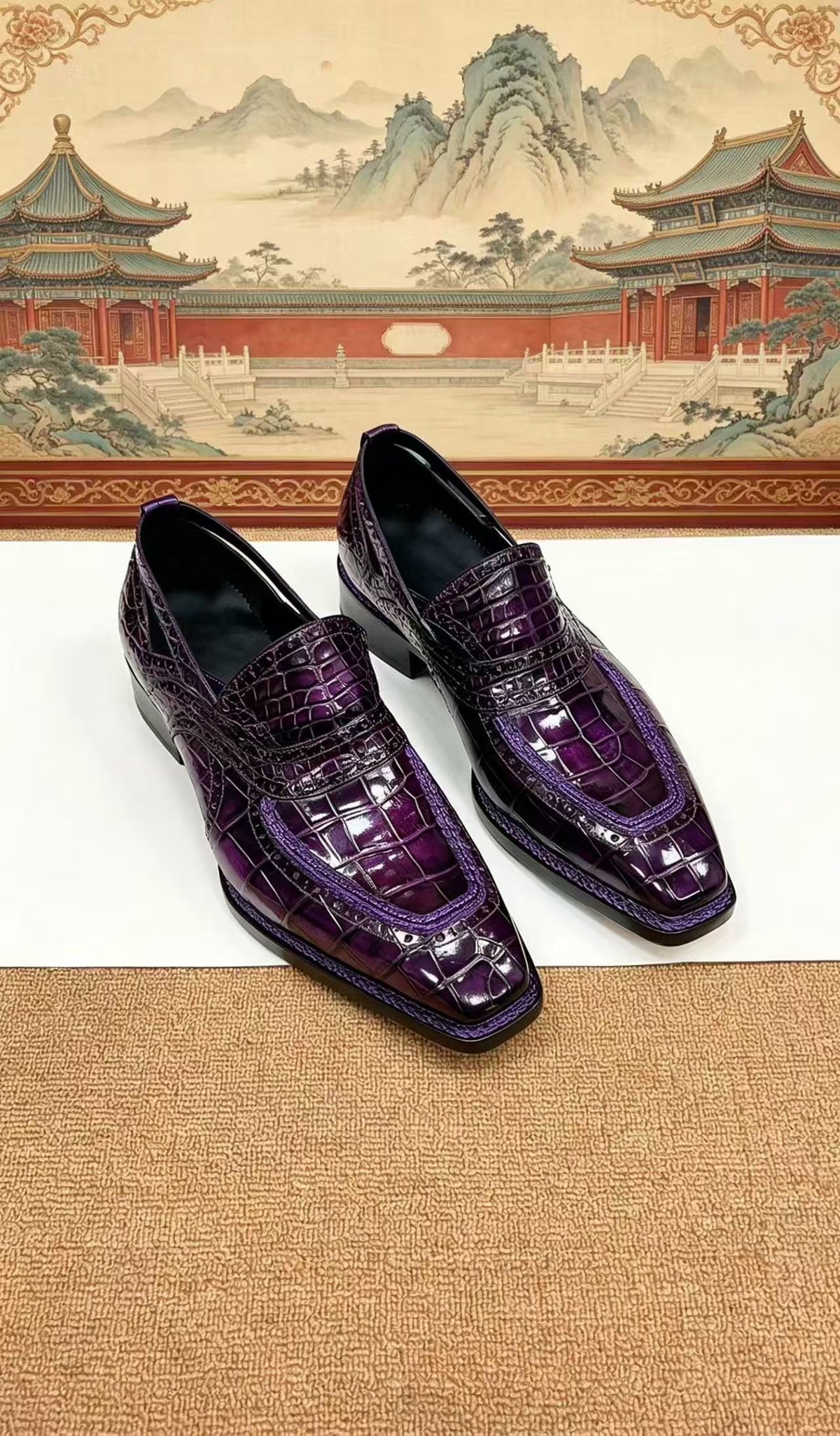 Mocassini eleganti viola vintage in pelle di coccodrillo, cucitura norvegese