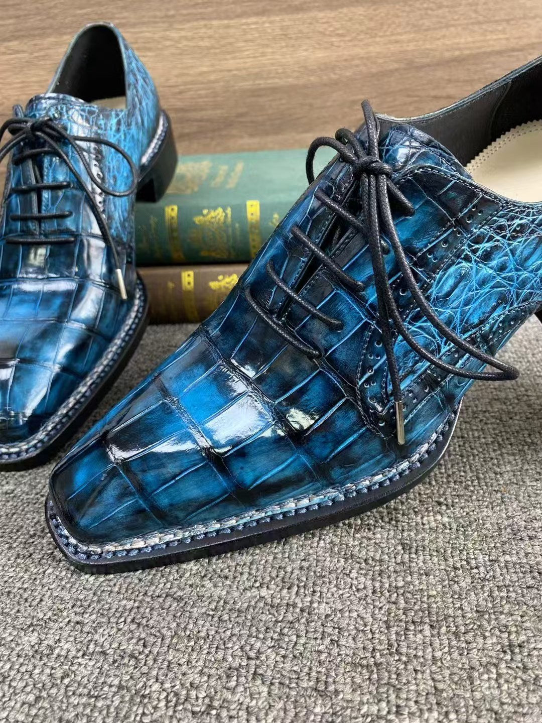 Giày Loafer Da Cá Sấu Xám Cổ Điển