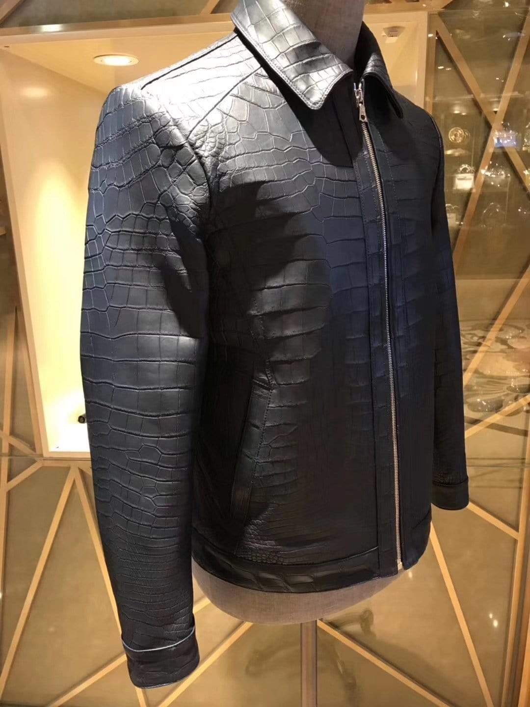 Giacca nera da uomo in pelle di coccodrillo