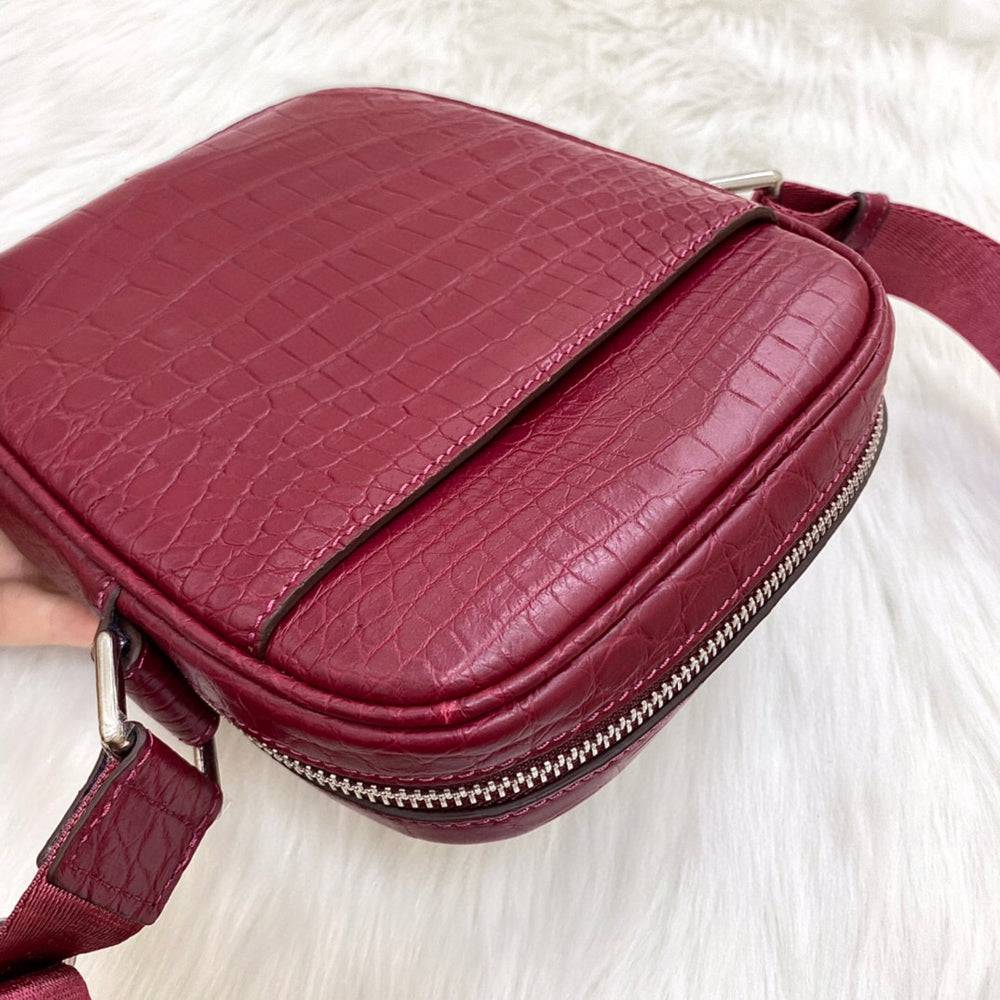 Borsa piccola a tracolla crossbody in pelle di coccodrillo bianca in preordine