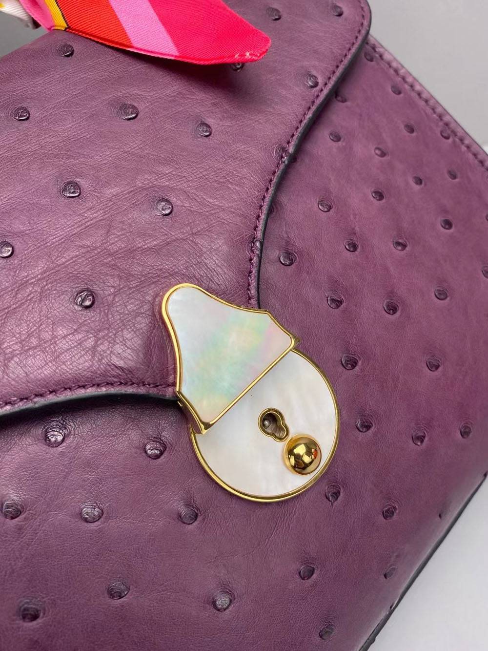 Borsa a mano con manico superiore in vera pelle di struzzo viola