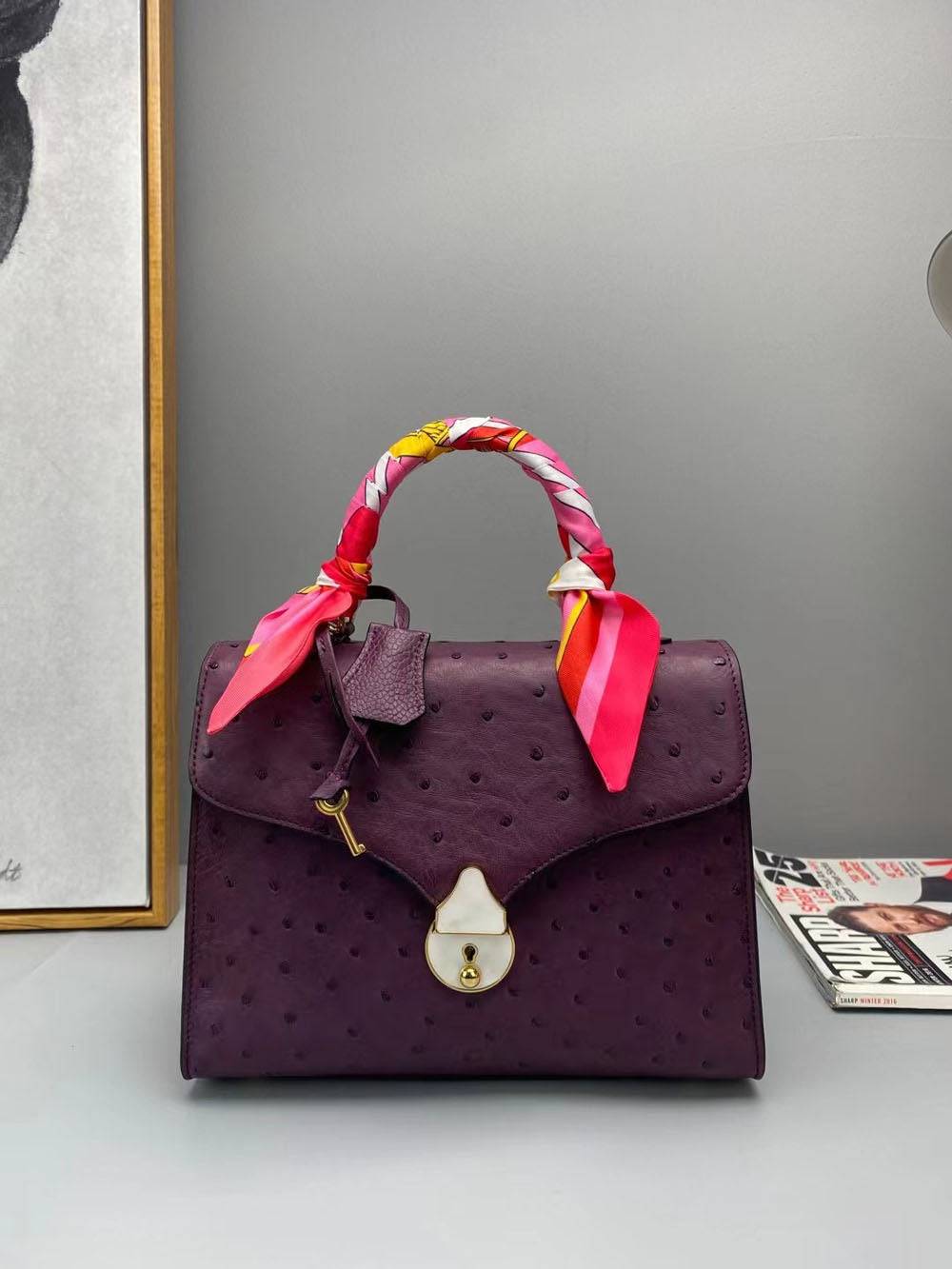 Borsa con manico superiore in vera pelle di struzzo viola