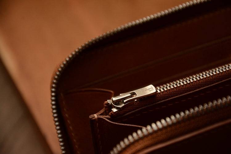 alt
Ví dài cầm tay da Horween Shell Cordovan màu whisky, thủ công nguyên bản
