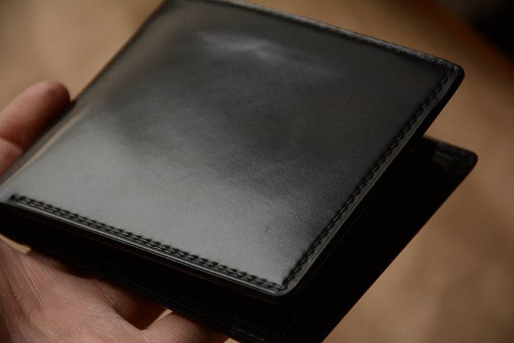 Ví gập đôi ngắn bằng da Shell Cordovan Horween Mỹ thủ công