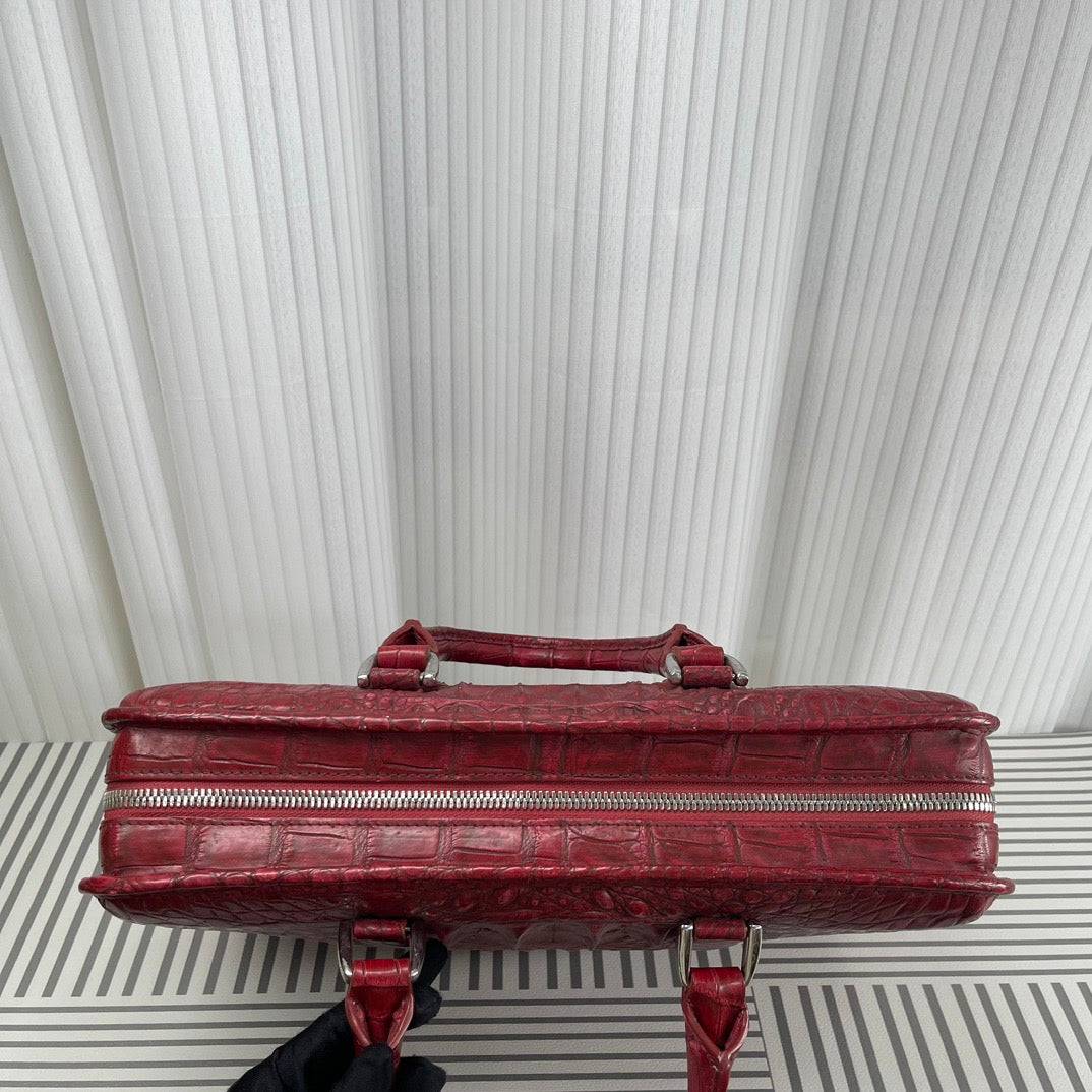 txt
Borsa ventiquattrore da uomo in pelle di coccodrillo rossa e marrone