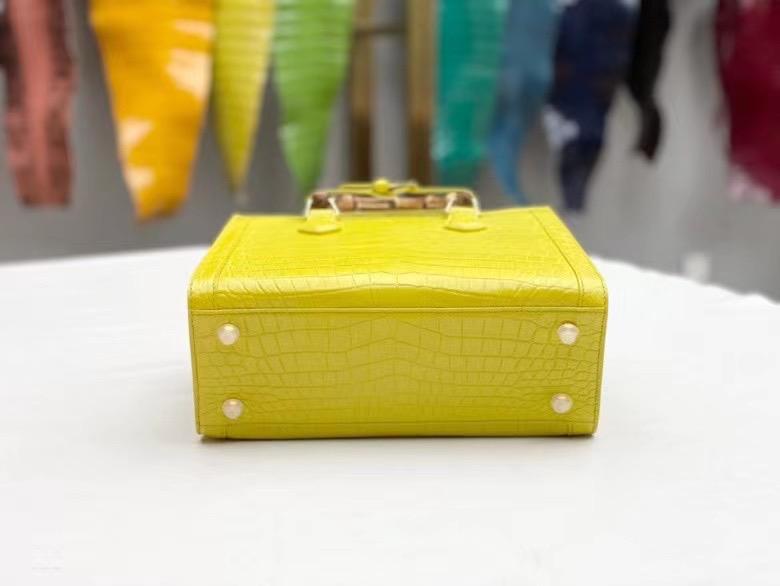 alt
Borsa da donna con manico superiore Bamboo in pelle di coccodrillo opaca