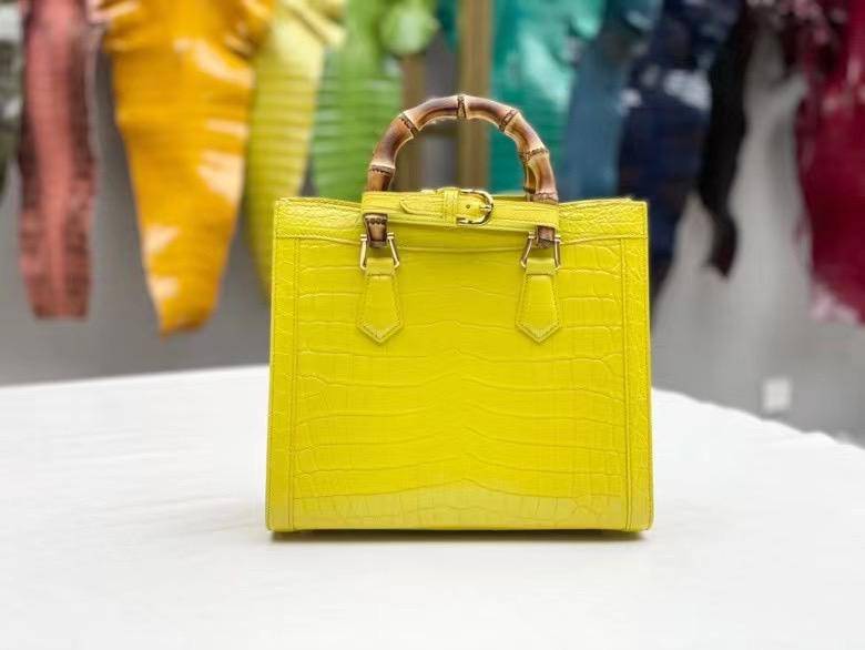 Borsa da donna con manico superiore in pelle di coccodrillo opaca e bambù