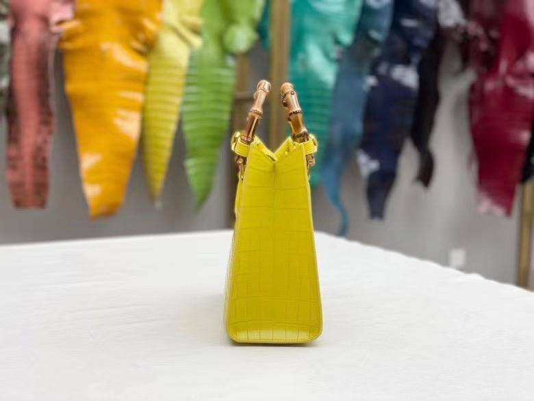 Borsa da donna con manico superiore in bambù e pelle di coccodrillo opaca