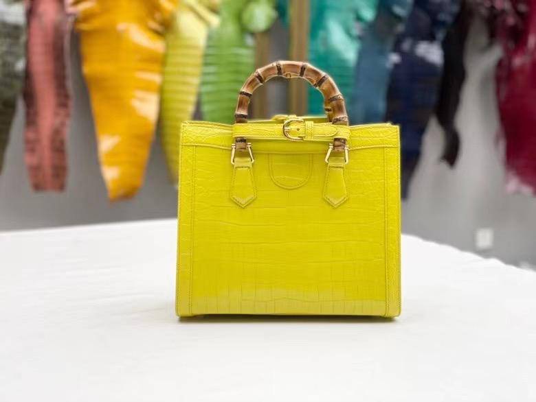 Borsa da donna in pelle di coccodrillo opaca con manico superiore in bambù