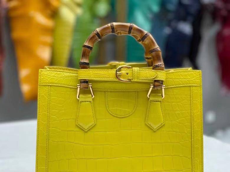 Borsa da donna con manico superiore in pelle di coccodrillo opaca e bambù
