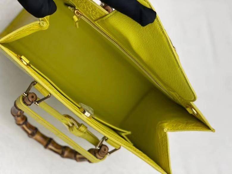 Borsa da donna in pelle di coccodrillo opaca con manico superiore in bambù