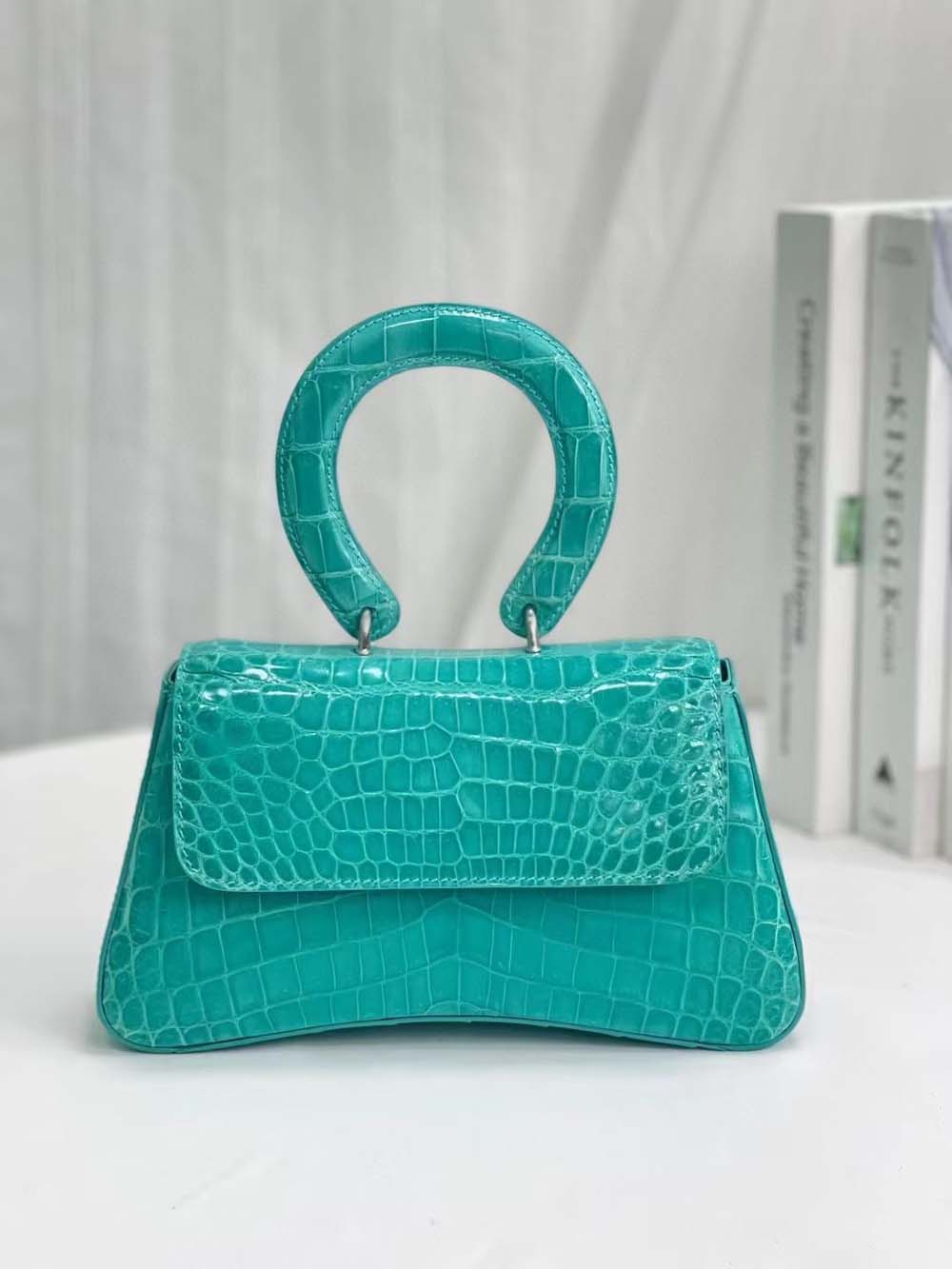 Borsa mini da donna a tracolla in pelle di coccodrillo lucida con manico rotondo