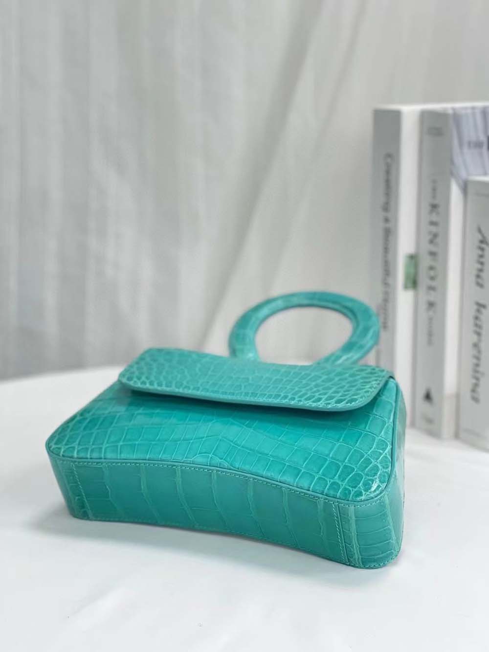 alt
Borsa mini da donna in pelle di coccodrillo lucida con manico rotondo a tracolla