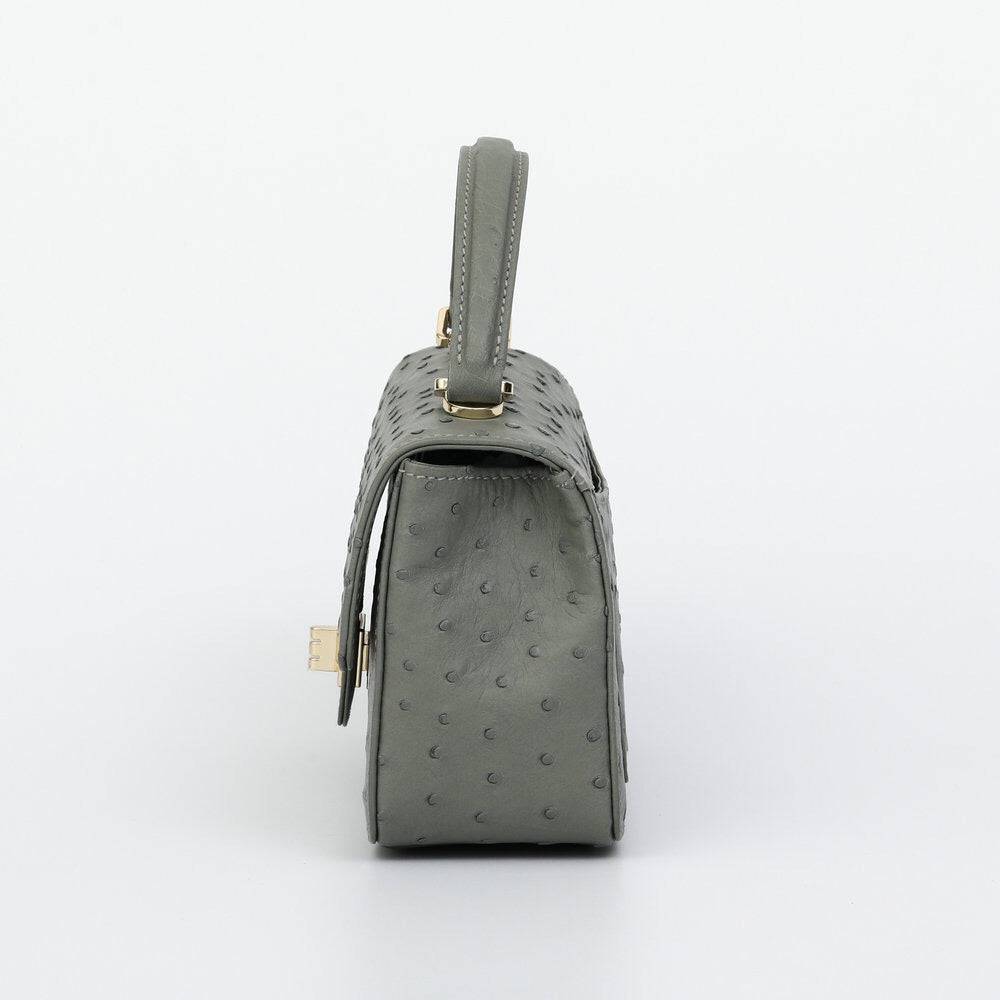 Borsa da donna mini in pelle di struzzo con pattina e catena, con manico superiore e tracolla
