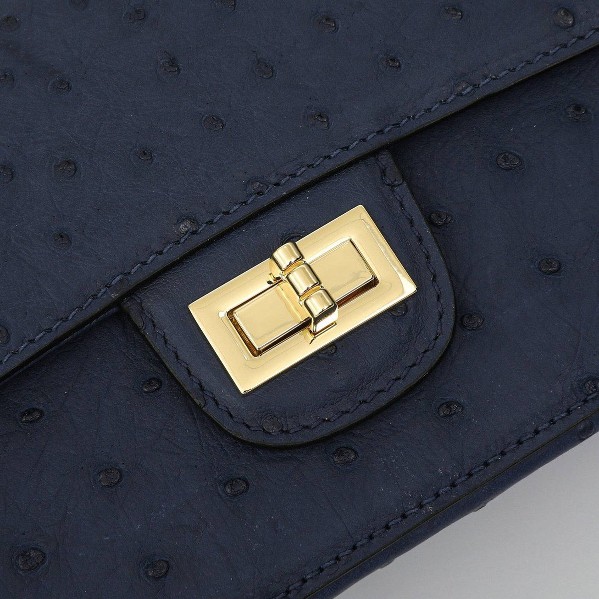 alt
Borsa da donna mini in pelle di struzzo con patta e catena, manico superiore e tracolla