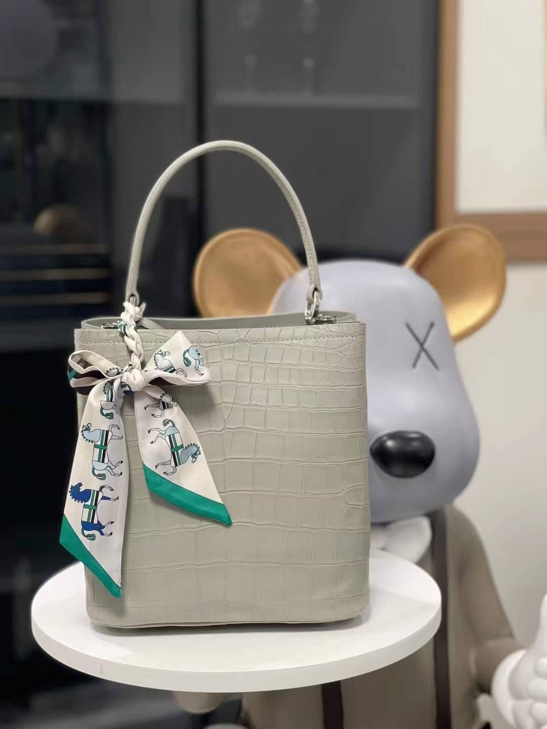 Borsa piccola da donna in pelle effetto coccodrillo opaca, con manico superiore