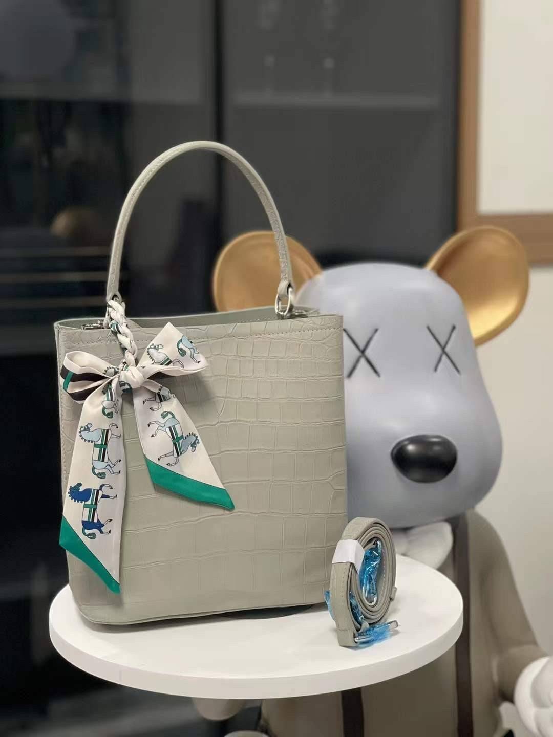 Borsa da donna piccola in pelle di coccodrillo opaca con manico superiore