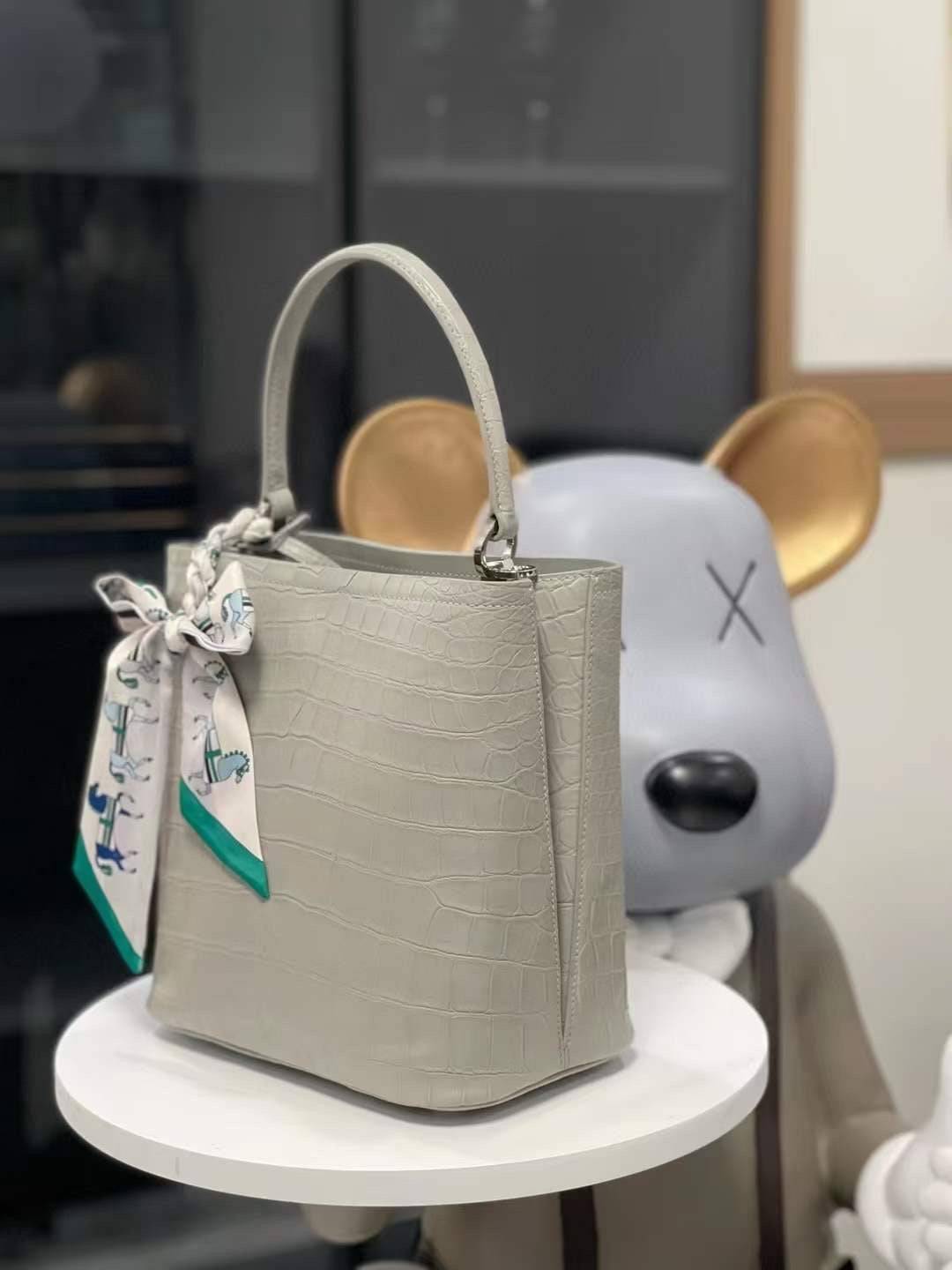 alt
Piccola borsa da donna in pelle effetto coccodrillo opaca con manico superiore